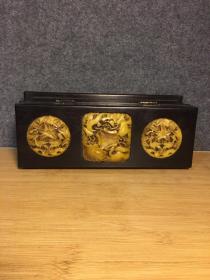 紫檀镶玉石盒子，长32厘米，宽13厘米，高12厘米，重1120克