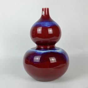 瓷器，祭红窑变釉葫芦瓶。 高度38公分，肚径23.5公分,