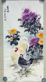 菊花，花鸟画，小写意画法，老师的牡丹和小鸟皴法点染，画的非常细，山东省美协刘宝国老师的真人真迹纯手绘作品，假一赔万，终身保真，支持第三方鉴定，老师的牡丹和红腹锦鸡，公鸡，母鸡，小鸟画的不亚于中美协老师，实际画的比照片拍出来要漂亮的多，照相光线不好，笔法苍劲有力，花瓣画的很逼真，鸟也很棒，行云流水。尺寸1.36米×70公分的，四尺整张的，家里客厅，餐厅，卧室，书房，玄关都可悬挂。