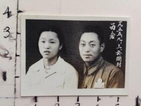 中国人民解放军着50式军装佩戴一枚勋章与美女合影泛银照片“1956年于开封”(军人孙仕东相册，孙仕东，参加过抗美援朝，50年代初连长)