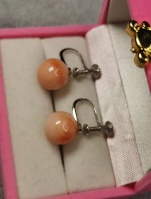 海外回流vintage古着粉粉珠珠耳夹 手感非常好 实物超美 颜色漂亮  品相如图 细节可见，看好下单 出售不退 接受中古品来拍 矫情 大刀的请您绕行，珍惜彼此的时间 万分感谢 随缘出货 愉快成单 开心胜过一切  偏远地区邮费另算  感谢理解