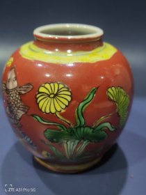 清早期五彩鱼藻纹首饰罐一个，无盖，高9厘米，宽8.8厘米，口径4厘米，足径5厘米。