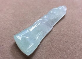 太美啦【超大4*1.4*0.5cm】【馆藏级美品】玻璃种天然A货翡翠是种水像玻璃一样晶莹剔透最高端天然翡翠，这一【玻璃种天然A货翡翠】福禄双全，种水媲美大拍470000000元成交的翡翠【图5】种水大大超过商场价格880000元翡翠佛公【图6】终生保真，全球可检】拍卖会数千万元成交的翡翠很多】仿制玻璃种翡翠最多是玻璃【图7】玻璃密度低，较轻有气泡，没天然清凉感，权威鉴定证书