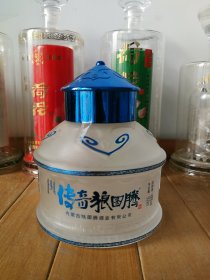 酒瓶。传奇狼图腾酒瓶。42度500ml。内蒙古狼图腾酒业有限公司出品。（非钱币，烟标，邮票，连环画）