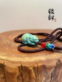 原矿绿松石貔貅挂件！
貔貅重量：7.2克左右
尺寸；27x16x15mm 
高瓷绿精品瓷釉级貔貅吊坠招财进宝，精工雕刻，盘玩变色快，