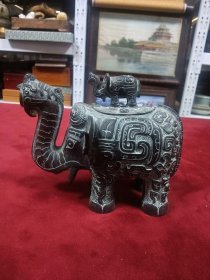中国出口创汇时期（约五六十年代）生产出品，青铜子母大象尊一件，长度约13厘米，宽度约7.5厘米，高约10.5厘米，重840克，280包邮。