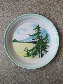《火车松树》搪瓷盘。口径32厘米