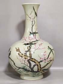 清代乾隆豆青釉喜上眉梢龙底赏瓶