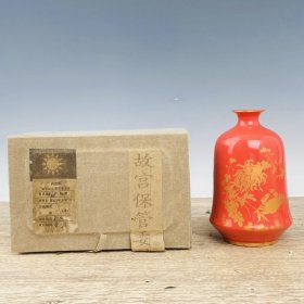 汝瓷故宫盒装编号描金花瓶，高17.5厘米，直径10厘米