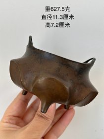 作古式款，三足桥耳莲花瓣铜香炉一只。