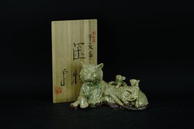 日本文山窑陶置物 重约996克 昭和时期，底款在铭，传统匠人手制工艺，端庄工整，成釉效果完美，艺术气息浓厚（注一只耳有残有粘合痕迹，不细看看不出来）