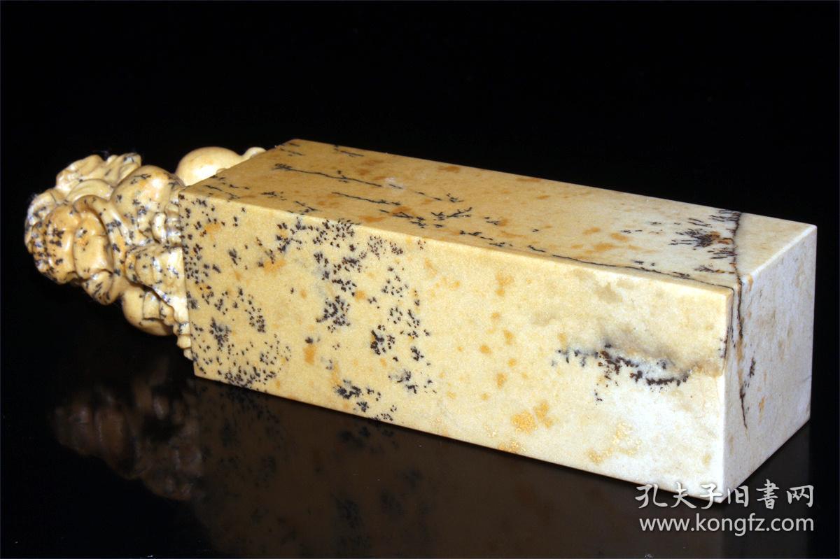 大印章 纯天然  黄木水草石   瑞兽呈祥  570g  水草纹路清晰，天然色彩，底子干净纯洁，属于上品水草石，看起来像木头一样的石头，真是感叹大自然的神奇（精品，非常漂亮）！！！