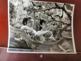 1980女青年和家人在公园喜鹊窗棂前留影老照片