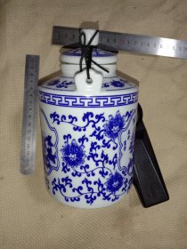 景德镇制:陶瓷青花开光 …花开富贵茶壶(壶底面印有景德镇制印章，详看如图 下单慎重介意勿拍)具有 收藏实用价值。