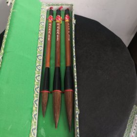 老毛笔（湖笔狼毫，三支合售）杆长18.5，出峰分别为:6.5厘米、5.5厘米、4.5厘米。有一支笔头有一点散开了。请阅图