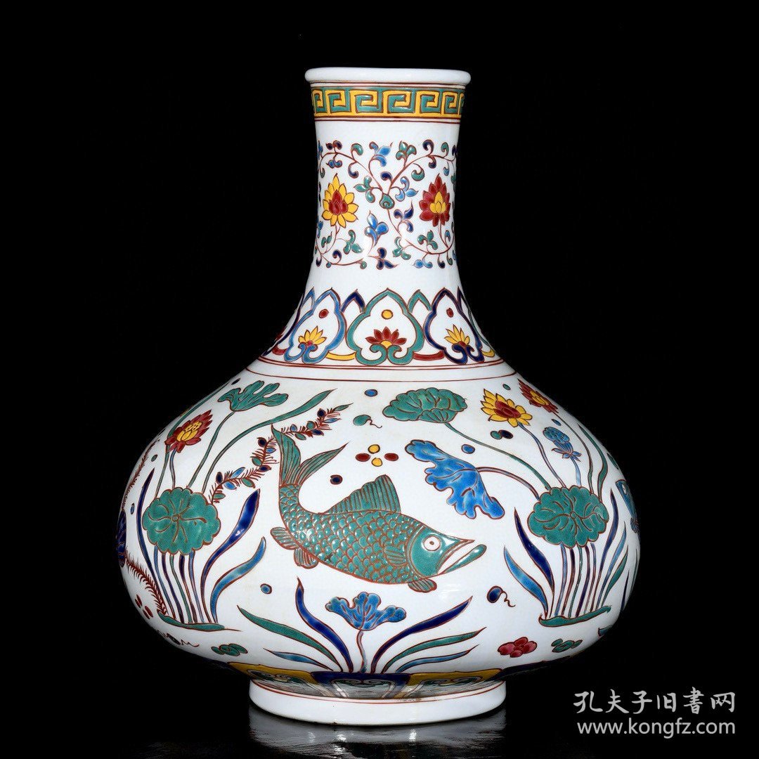 明宣德五彩连年有余纹天球瓶；41x34厘米