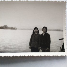 1983年11月游西湖两美女合影留念照片
