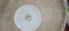 手绘粉彩松鹤大提梁壶，口径11cm，底径18cm，高22.5cm，壶盖有小磕，壶嘴边缘有小飞皮。