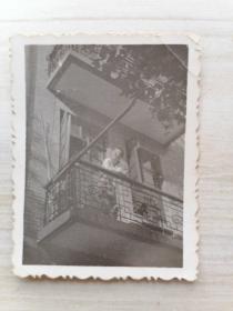 黑白照片：男同志在阳台留影