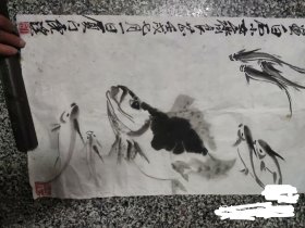 齐良芷（鱼）1件，齐良芷，1931年生于北京， 为艺术大师齐白石的小女儿，自幼随父学画。擅画虾、蟹、花、鸟，笔墨简练，形神俱佳。亦能工笔草虫、山水，工细有致，色彩雅丽，为齐派第二代传人。现为中国画研究会会员，齐白石艺术研究会主席，广州大学艺术系客座讲师，广州师范大学艺术系讲师，中国画研究会会员、深圳大学艺术系客座教授、中国齐白石艺术研究会主席。68x34.5厘米，大开门F