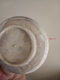 青花留白梅花民国老碟子 直径12.5 开片口沿有爆釉 图八九箭头处是相同位置 背面开片线没有透到正面