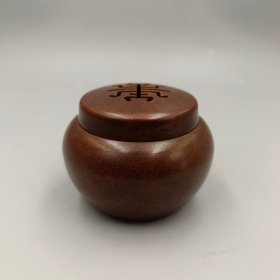 新品 寿字铜熏香炉 古玩铜器收藏铜摆件 打磨细腻 器型厚重 包浆老道  造型雅致
尺寸:直径8厘米 口径6.5厘米 高6厘米
重量约:460克  2u