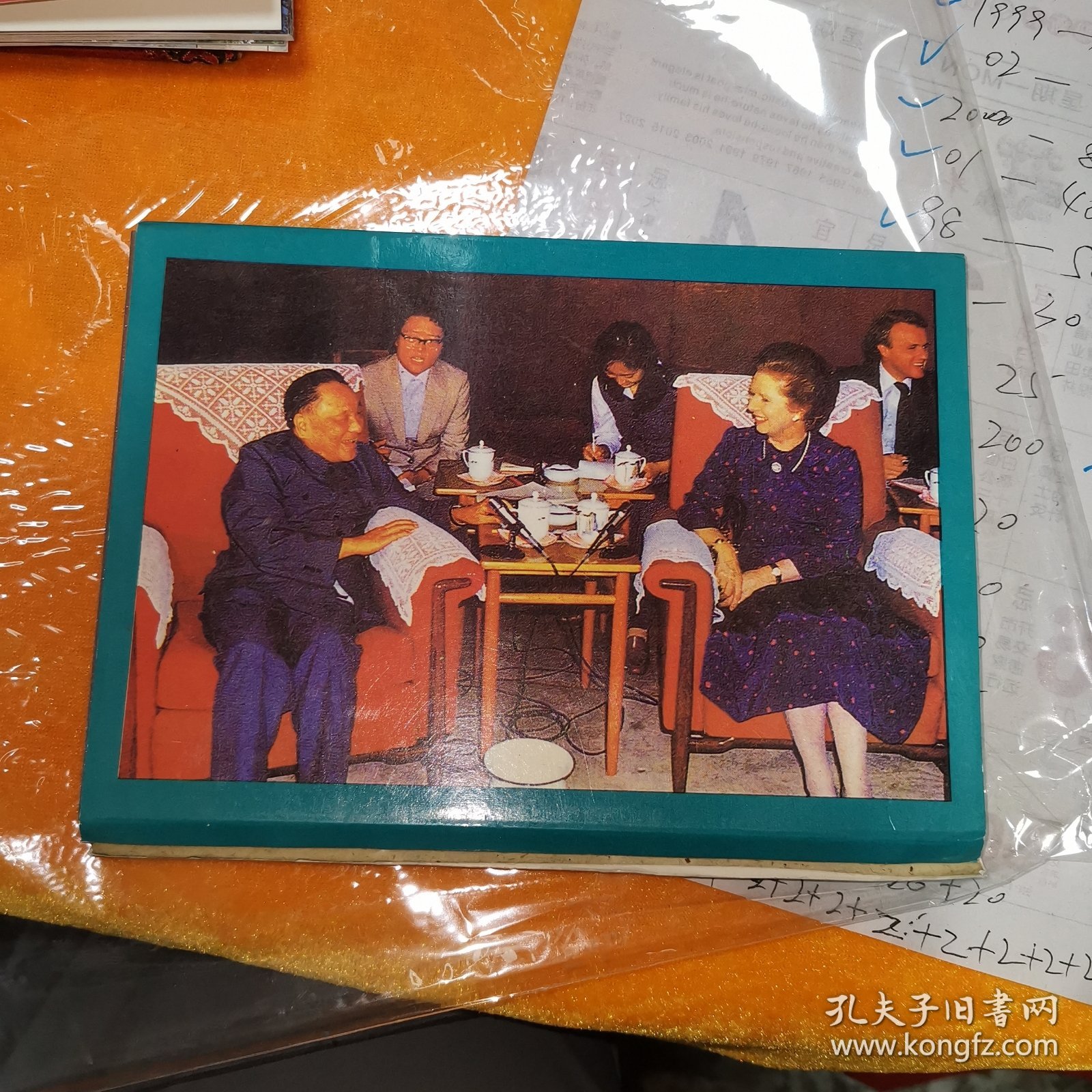 迎接九七香港回归祖国纪念章共八枚 套纪念品由一枚纪念章和七枚香港钱币组成。 纪念章铜制镀银，直径33毫米，正面为香港标志性建筑中银大厦，背面为香港特别行政区区徽。 七枚流通硬币面值分别为：10元、5元、2元、1元、50毫、20毫、10毫。