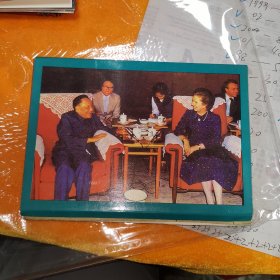 迎接九七香港回归祖国纪念章共八枚 套纪念品由一枚纪念章和七枚香港钱币组成。 纪念章铜制镀银，直径33毫米，正面为香港标志性建筑中银大厦，背面为香港特别行政区区徽。 七枚流通硬币面值分别为：10元、5元、2元、1元、50毫、20毫、10毫。