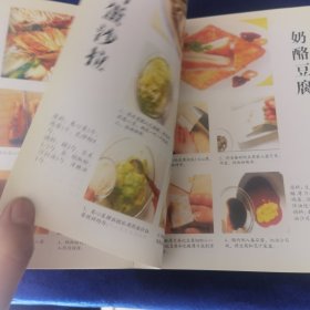 南韩菜(由十五位名厨亲自料理为你打造美味佳肴,韩国一般分家常菜式和筵席菜式,各有风味,味辣色鲜、料多实在,无论哪种泡菜或者泡菜口味的调料都是韩国料理中必备的菜品。传统韩食多采用“定食”或者“饭床”的形式,注重一汁三菜,喜欢烤肉,这在百济国时期还影响了邻国日本的飞鸟时代的料理。尝过韩式泡菜、大酱汤、石锅拌饭、参鸡汤、韩国烤牛肉等的客人都对它们难以忘怀。)