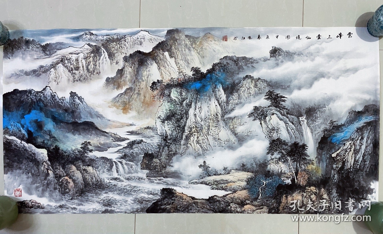 山水画，云峰三叠仙境图，浅绛风格，很有意境，写意画法，皴法点染，纯手绘作品，可以让老师合影，假一赔万，都是本人精心收藏的，支持第三方鉴定，吉林省美协理事苏凤江老师本人真人真迹纯手绘的原创大作，实际画的比照片拍出来要漂亮的多，笔法苍劲有力，浓淡干湿焦，行云流水。尺寸1.38米×70公分的，四尺整张的，家里客厅，沙发背景墙，书房，茶室，办公室都可悬挂，非常大气，整个构图很有味道。装裱后效果非常棒。