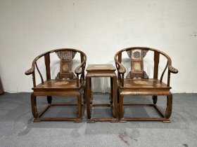精品回流黄花梨木包铜皇宫椅三件套，全榫卯结构，打磨光滑细腻温润，包浆醇厚，珍藏之使用佳品，规格尺寸:椅子长63cm，宽50cm，高100cm。茶几长50cm，宽38cm，高73cm。