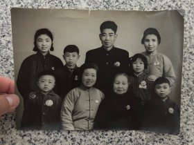 佩戴毛主席像章，照片