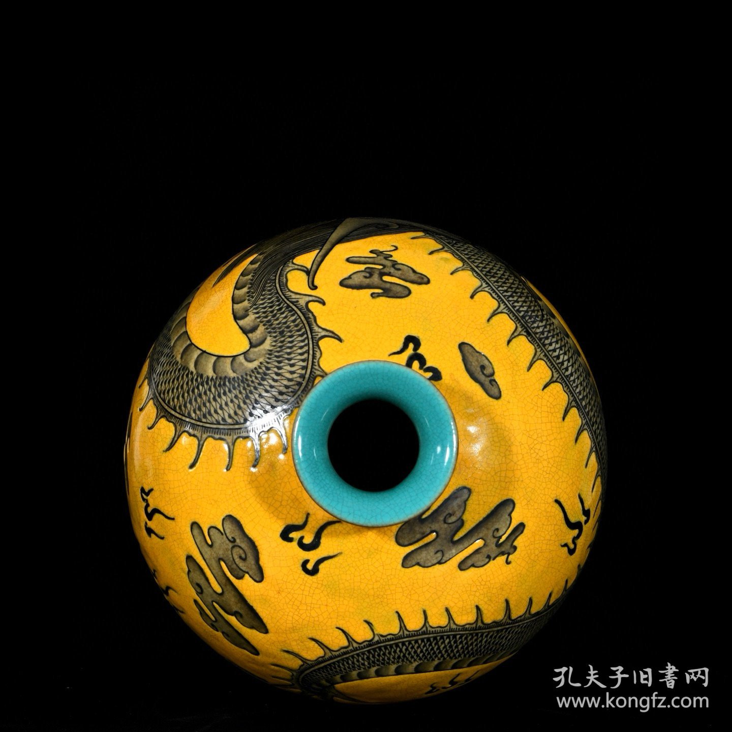 清乾隆黄地墨彩龙纹梅瓶一对；33.5x22厘米