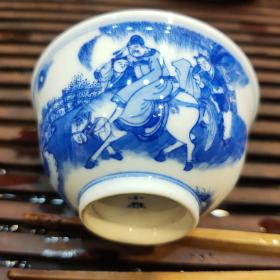 【小雅品茗杯】景德镇茶器三大名窑“之一”！器型精致，画工细腻，青花鲜艳翠丽，釉水温润如玉，品相完美！“小雅”二字源出诗经，《小雅》篇有待客之道的含义，小雅瓷器精于从小器着手，赋雅于小，容器于好！小雅主要以茶具、文房为主，是公认的小件之王。工艺考究，选景德镇陶土，高档原矿青花钴料，从泥巴，拉坯，利坯，绘画，上釉等等都是全手工制作。每一款小雅作品，画工细腻，精致，构图一流，仿古而不复古，极具艺术价值