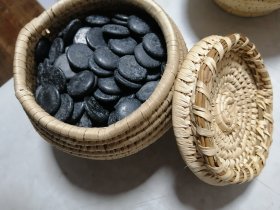 【减价】【收藏杂项】 蒲草草编盒子 “战圣牌”围棋一副 （白子181粒、黑子175粒） 不懂材质喜欢的站内咨询 草编盒子一只灰尘旧另一只较洁净