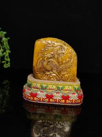 旧藏珍品，寿山石极品枇杷黄田黄印章摆件
大清著名雕刻家【徐三庚】之藏品
取材上乘寿山枇杷黄田黄石，色泽温润如玉，机理细腻油润，质地纯净通透，工艺精湛一流，祥龙威武霸气，栩栩如生，包浆醇厚自然，实属收藏观赏珍品。
【品名】龙凤呈祥
【尺寸】高7✘宽7.5
【重量】400克