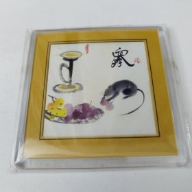 香港属相冰箱贴。名画《不偷油吃偷葡萄》。英文翻译：老鼠聪明，敏感，关心他的爱人。他已经准备好迎接挑战