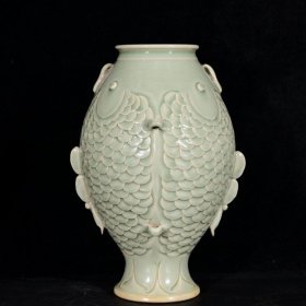 越窑秘色瓷瓷雕刻双鱼尊瓶
高26宽17厘米