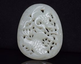 和田玉仙鹤牌 规格: 6.6×5.1×0.7厘米 重 38克。 玉质温润细腻，刀功老道，皮壳包浆一流，雕刻生动，线条流畅，品相完美！