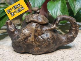 名人制，树桩，紫砂壶，造型独特，外观精美，做工精细， 砂质细腻 ，色泽光润， 手感圆滑，包浆自然浑厚，纯手工制作，品相一流，可正常使用，尺寸如图！