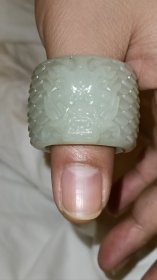 和田玉扳指，雕工精美，详细看图。因二手藏品，售后不退换不墨迹，拍前请看好，咱家一线收货一物一图，图片高清拍摄未做任何修饰，所拍即所得，墨迹拉黑！不议价不包邮，默认顺丰快递。