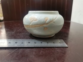 早期豆青釉刻花小水盂（品相完好）