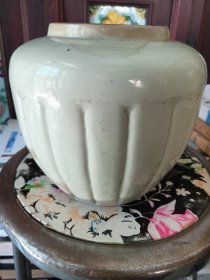 一个全品瓜棱罐子无盖儿。