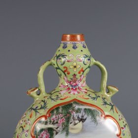 清乾隆年制绿地粉彩开窗花鸟纹如意耳扁瓶