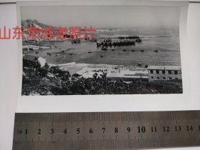 山东荣城县，龙须岛大队，建起渔港防浪堤。发展渔业生产。新华社吴增祥摄影。1980年8月。龙须岛镇位于山东省威海市荣成，也是胶东半岛最东端