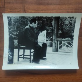 1949年，毛泽东在北京香山看解放南京的捷报