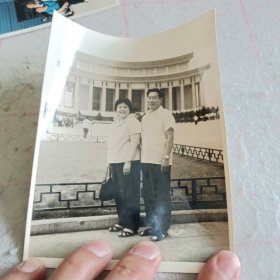 老照片——80年代在北京“毛主席纪念堂”前合影照片