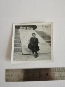 老照片-----《坐在故宫台阶上的女子》！