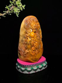 回流珍品，寿山石极品三彩田黄印章摆件 大清著名雕刻家【吴昌硕】之藏品 取材上乘寿山三色田黄石，色泽鲜艳饱满，机理细腻油润，质地纯净透通，工艺精湛一流，黄田似金，红田似血，白田似银，三色田黄天然浑为一体，祥龙威武霸气，栩栩如生，包浆醇厚自然，实属收藏观赏珍品 【品名】天降祥瑞，龙行天下 【尺寸】高19.2×宽12 【重量】1960