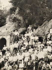 建国初期南京风景老照片南京林业大学林经班学生在栖霞山合影